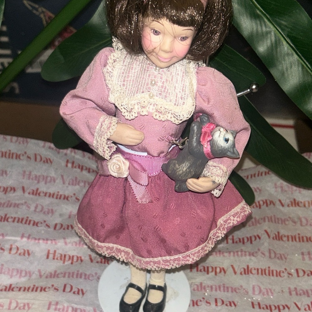 VINTAGE AVON 1990 KITTY LOVE PORCELAIN DOLL HOLDING CAT WITH STAND! e2270DXX